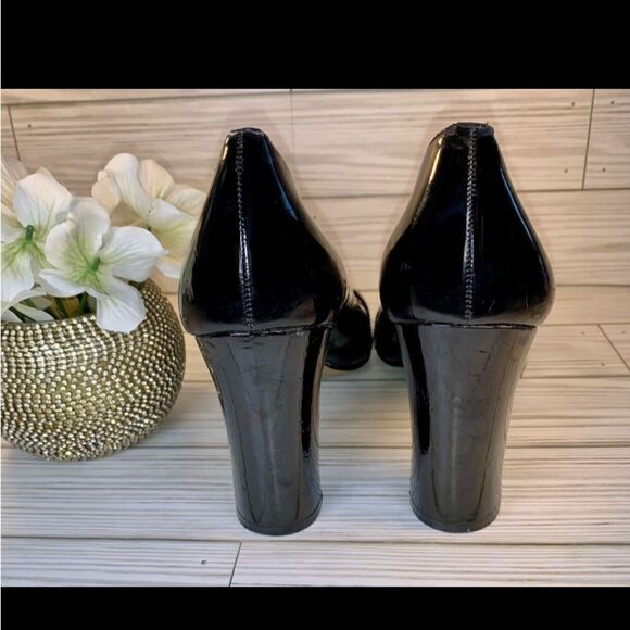 TAHARI Size 10M Black Patten Leather Peekaboo Button 3.75 Heels - Picture 10 of 11